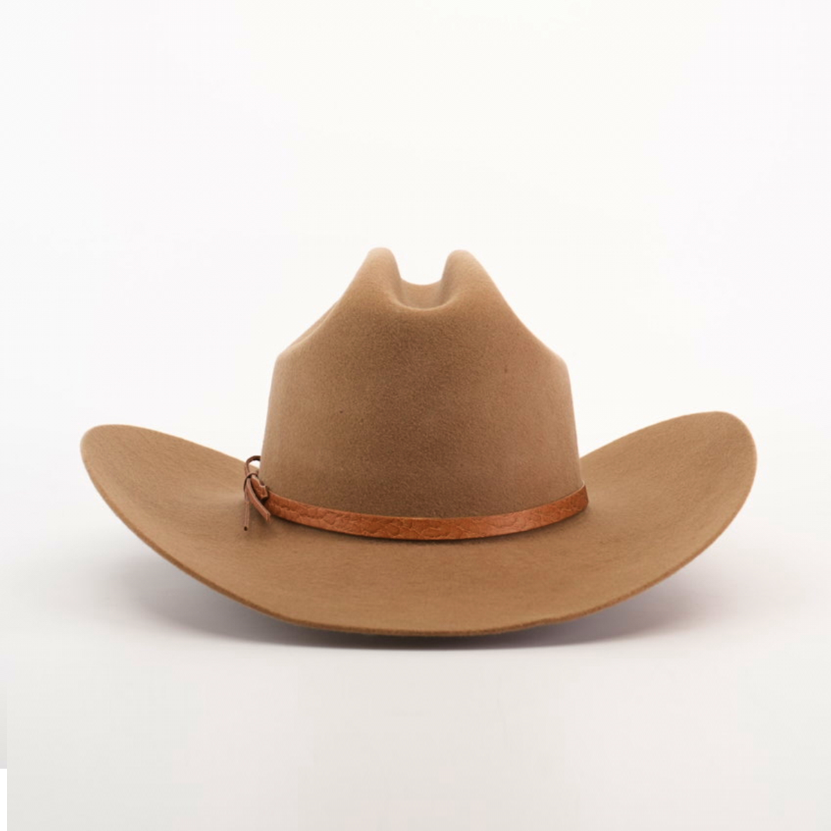 The 6X Sinaloa Fawn is a tan cowboy hat made from sheeps wool, featuring a wide brim and brown leather hatband that embodies rich Western heritage, isolated on a white background.