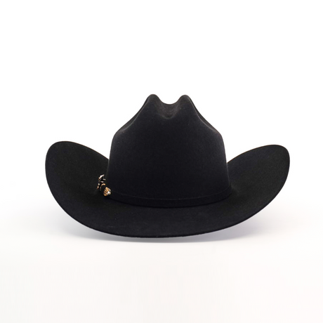 The 100X Independecia Black cowboy hat, with its wide brim and subtle side decoration, captures the essence of classic western style. Displayed elegantly against a plain white background, its a refined accessory for any occasion.