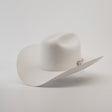 The 100X Independecia White is a luxurious cowboy hat made from full beaver fur. Featuring a broad brim, a slightly creased crown, and small decorative detail on the side, it rests elegantly against a plain light background—a true emblem of premium western headwear.