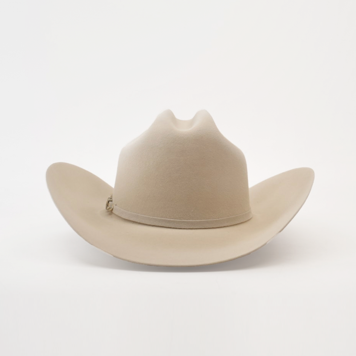 The 10X Jerarca Belly is a beige cowboy hat with a curved brim and distinct top crease, made from fur felt. Featuring a subtle hatband, this piece of Western headwear is displayed against a plain white background.