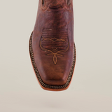 Close-up of the Fresno Cogñac boot highlights its wide cutter toe with intricate stitching and decorative patterns on brown cowhide leather, featuring light brown stitching and a subtly textured finish against a plain white background.