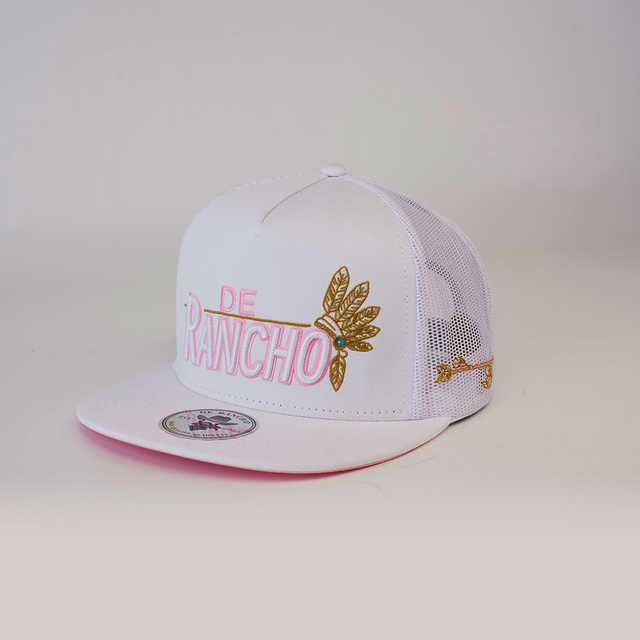 The De Rancho cap Choctaw White celebrates Western heritage with its white design and pink DE RANCHO lettering on the front. Golden feather motifs on the brim and side add a rustic touch, while a mesh back and round sticker beneath the brim complete the look.